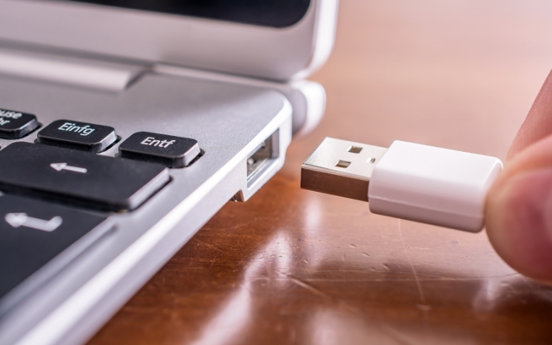 Cắm USB vào máy tính